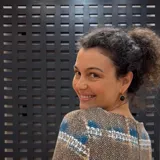 Aros circulares con bola negra.