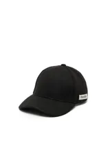 Gorra tipo baseball de fieltro color gris oscuro, con etiqueta lateral blanca con la marca Pimentón.