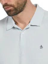 Polo celeste de piqué de algodón orgánico, corte recto, cuello con solapa y logo bordado en el pecho.