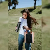 Kit matero combinado en croco y símil cuero, que incluye un termo semi forrado de 1 litro, un mate de cerámica chico y una bombilla de acero inoxidable.