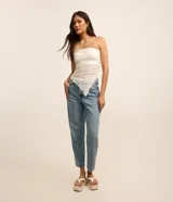 Pantalón mom de jeans con efecto mármol, bolsillos al frente y espalda.