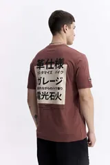 Remera de manga corta color bordó, con escote redondo y fit regular. Presenta un estampado trasero en color crema con texto en japonés y la marca Mistral.