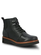 Botin acordonado de cuero negro con suela de plataforma estilo track en color negro y detalle de vira en tono madera. Presenta ojales metálicos y cordones al tono.