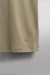 Remera de algodón con cuello redondo y mangas cortas, de corte regular. Presenta un pequeño logo en relieve en el bajo.