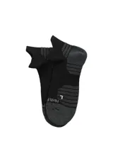 Medias deportivas de corte bajo, color negro con detalles en gris oscuro en el talón y la puntera. Presentan un diseño ergonómico con refuerzos en zonas clave y logo de la marca en la parte superior del pie.