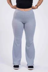 Pantalón Oxford gris de tejido acanalado, corte ajustado en la parte superior y acampanado en la parte inferior.