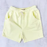 Short deportivo amarillo claro con cintura elástica ajustable con cordón y bolsillos laterales.