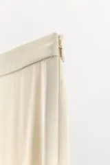 Pantalón de tiro alto con pernera recta, confeccionado en tejido satinado de viscosa. Presenta un cierre lateral con cremallera oculta en la costura.