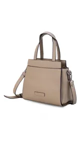 Cartera de mano y hombro color negro, de material símil cuero con textura granulada. Diseño estructurado con asas superiores y correa ajustable y desmontable para llevar cruzada. Presenta un pequeño aplique rectangular con logo en la parte frontal inferior.