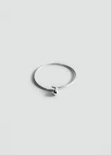 Pulsera rígida de acero plateado con diseño minimalista y detalle de esfera en el extremo.