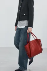 Bolso tipo shopper color rojo de hombro, con detalle de lazos en los laterales y doble asa.