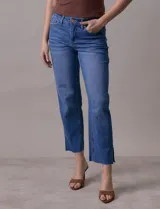 Pantalón de jean de tiro alto, pierna recta y corte a la altura del tobillo.