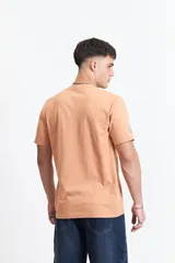 Remera color durazno de manga corta, cuello redondo y corte clásico. Estampado frontal con recuadro de buscador web y texto "authentic".