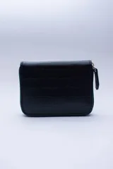 Billetera marrón tipo sobre con cierre de cremallera, confeccionada en cuero con textura tipo cocodrilo y forro textil rojo. Cuenta con múltiples ranuras para tarjetas, documentos y billetes.