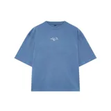 Remera de corte oversize color celeste, con estampa gráfica en la espalda que incluye el logo HC y detalles de texto.