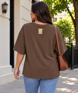 Remera manga corta de corte holgado, color beige, con cuello redondo y diseño liso.