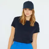 Camiseta azul marino lisa de punto, con cuello redondo y mangas cortas con dobladillo.