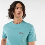 Remera de manga corta color celeste con cuello redondo y pequeño bordado de moto en el pecho.