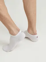 Pack de dos medias tipo sneaker de corte bajo, color blanco, con logo de la marca bordado en la parte superior.