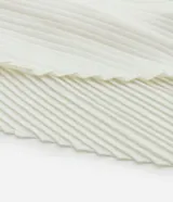 Pañuelo negro de poliéster satinado, plegado, sin estampa. Ideal para usar en el cuello, en el cabello o en el asa del bolso.