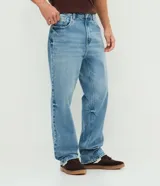Pantalón de jean con corte recto, tiro medio y diseño de cinco bolsillos. Confeccionado en denim de algodón con un toque de elastano, presenta un lavado clásico y cierre frontal con botón y cremallera.