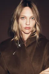 Maxi broche tipo aguja con diseño de abeja metálica decorada con brillos y pieza inferior ovalada con aplicación de cristales.