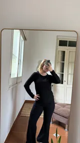Pantalon de jersey acanalado color negro, de corte recto y tiro alto con cintura elástica.