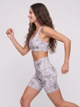 Top deportivo negro con diseño de espalda deportiva y escote redondo.