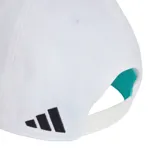 Gorra de béisbol blanca Adidas del equipo Mercedes-AMG Petronas F1 Team, con el logo oficial bordado en el frente.