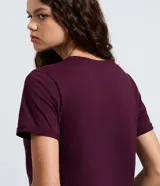 Remera básica de manga corta con cuello redondo y diseño de mangas plegadas, confeccionada en algodón.