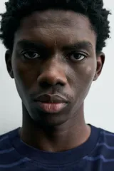 Camiseta de hombre regular fit, color azul marino con rayas horizontales en azul más claro. Tiene cuello redondo y manga corta, con un efecto lavado.