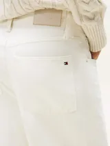 Jeans de denim de corte barrel color blanco marfil, tiro alto y diseño de cinco bolsillos, confeccionados en algodón.