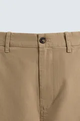 Pantalón chino de corte recto confeccionado en tejido ligero de algodón con estructura canvas. Presenta bolsillos frontales, bolsillos traseros de vivo y cierre frontal con cremallera y botón.