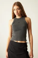 Musculosa gris acanalada con cuello redondo y bordado en el frente.