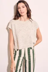 Chaleco de punto color crema con detalles en rosa y celeste, de corte holgado y mangas cortas.