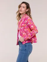Camperita liviana de silueta entallada, con estampado floral en tonos azules, cuello camisero, cierre frontal con botones y bolsillos en el pecho.