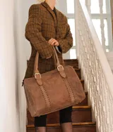 Bolso de mano tipo shopper marca Amadea, confeccionado en cuero con acabado desgastado. Presenta detalles de costuras decorativas verticales, correas con hebillas metálicas doradas y logo grabado al frente.