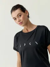 Remera deportiva de manga corta color negro, con cuello redondo y diseño holgado. Cuenta con estampa frontal con el nombre de la marca en color blanco.