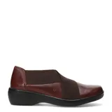Zapatos casuales de mujer color negro, confeccionados en cuero con paneles elásticos cruzados en el empeine para un ajuste cómodo. Presentan una suela de plataforma baja y diseño sin cordones.
