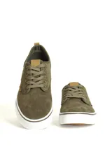 Zapatillas casuales de caña baja, color negro, con capellada de textil y suela de PVC blanca. Presentan cordones negros y detalles en cuero sintético marrón en la lengüeta.