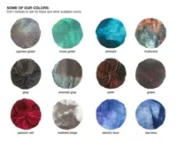 Cartera de mano verde oscuro hecha de círculos de lana merino afieltrada teñida artesanalmente, con asa de cuero marrón.