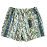 Short de baño con estampado ornamental de estilo paisley y rayas verticales en tonos azules, verdes y blancos. Cuenta con cintura elástica, dos bolsillos laterales y un bolsillo trasero.