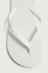 Sandalias de goma blanca Havaianas x Zara, con suela plana con relieve y tiras en el empeine con textura.