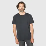Remera de manga corta con cuello redondo, confeccionada en algodón orgánico slub con textura irregular. Presenta un corte clásico y un acabado suave.