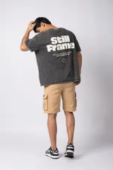 Remera de algodón peinado con efecto de lavado snow que le otorga un aspecto gastado. Presenta un diseño de cuello redondo, mangas cortas y un pequeño estampado gráfico en el pecho.