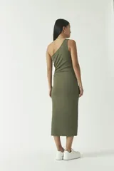 Vestido largo verde oliva, de corte ajustado, con un solo hombro y abertura en la cintura.