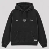 Canguro con capucha de algodón y poliéster, color negro con efecto lavado. Presenta bolsillo frontal tipo canguro, capucha con cordones ajustables y detalles gráficos estampados en el pecho.