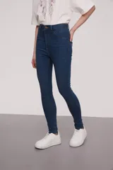 Pantalon jean de corte super skinny y tiro alto, con acabado lavado en tono gris.