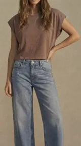 Remera de algodón color rosa, con cuello redondo y mangas cortas con diseño de hombros caídos.