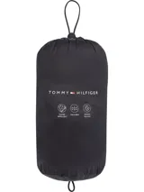 Chaleco negro acolchado con relleno de plumón, sin cuello y cierre a presión.